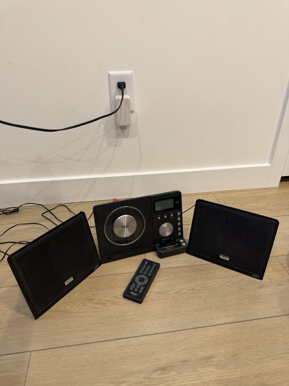 TEAC MC-DX32i Micro Hi-Fi System AM/FM CD w Speakers Remote AUX In Black